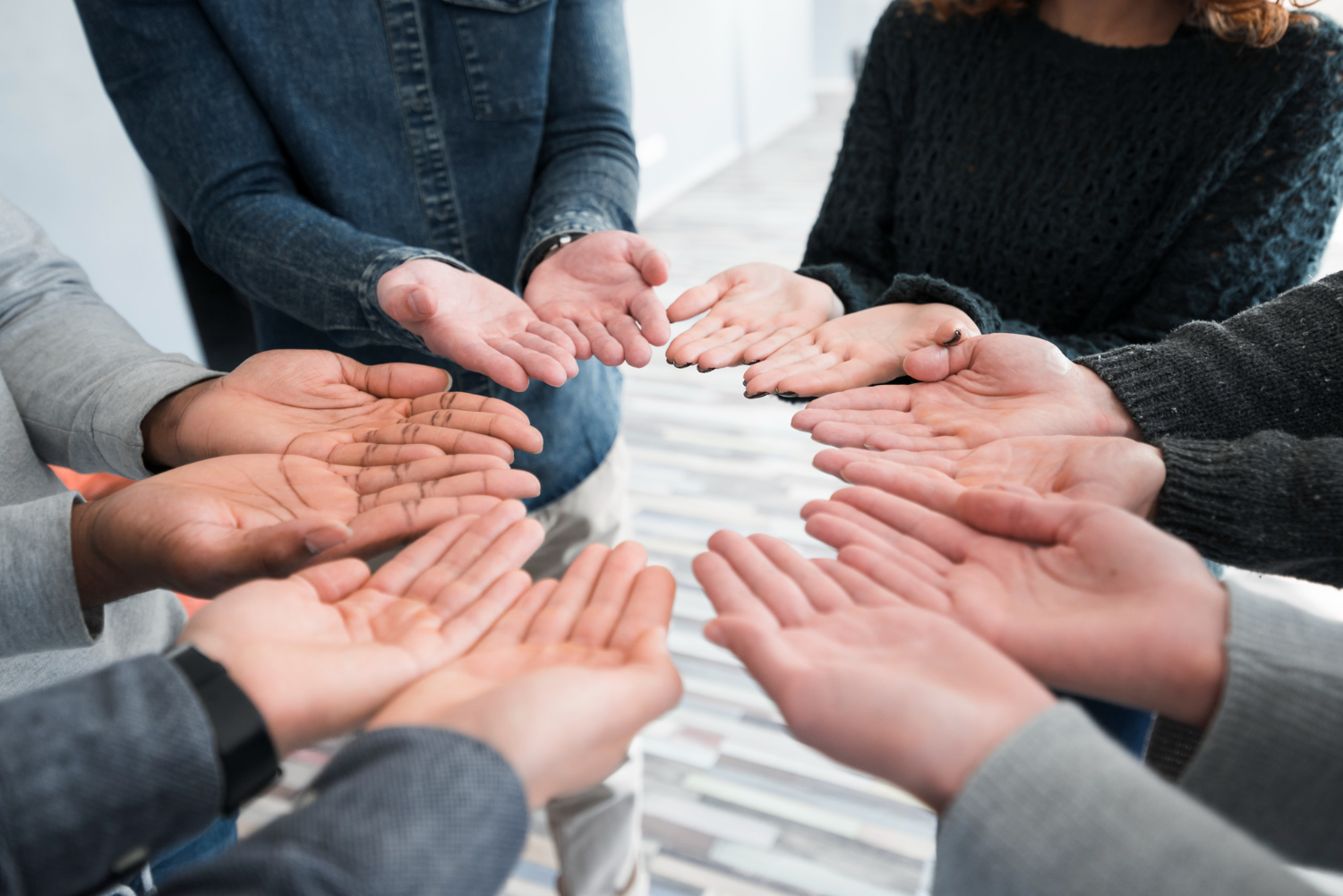 gemeinschaftskonzept-mit-haenden-von-menschen